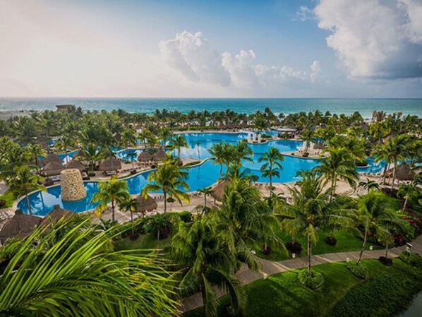 Alberca al aire libre y alberca climatizada