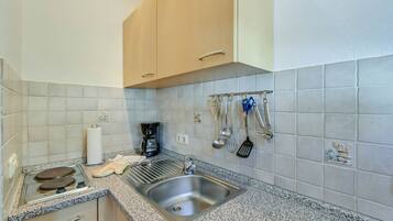 Kühlschrank, Mikrowelle, Herdplatte, Wasserkocher mit Kaffee-/Teezubehör