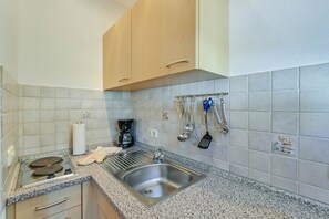 Kühlschrank, Mikrowelle, Herdplatte, Wasserkocher mit Kaffee-/Teezubehör