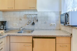 Kühlschrank, Mikrowelle, Herdplatte, Wasserkocher mit Kaffee-/Teezubehör