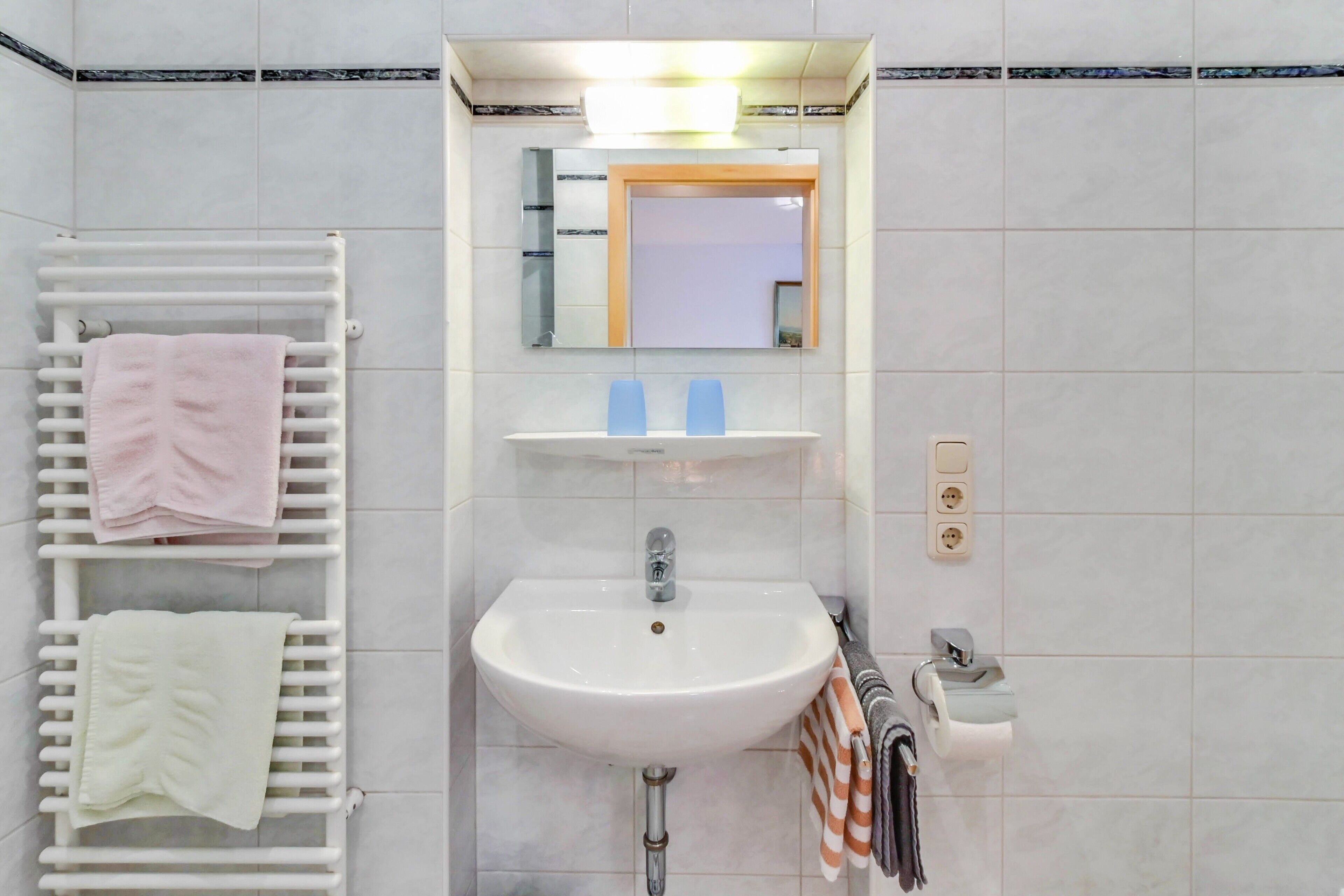 Regadera, secadora de cabello, toallas 