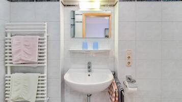 Regadera, secadora de cabello, toallas