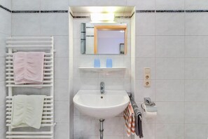 Een douche, een haardroger, handdoeken