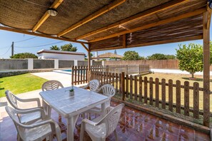 Outdoor dining - Peaceful Home "Casa Carlos" with Pool, Terrace, Garden & Wi-Fi (Conil de la Frontera)