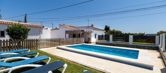 Peaceful Home "Casa Carlos" with Pool, Terrace, Garden & Wi-Fi