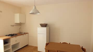 Fridge, stovetop, coffee/tea maker, high chair