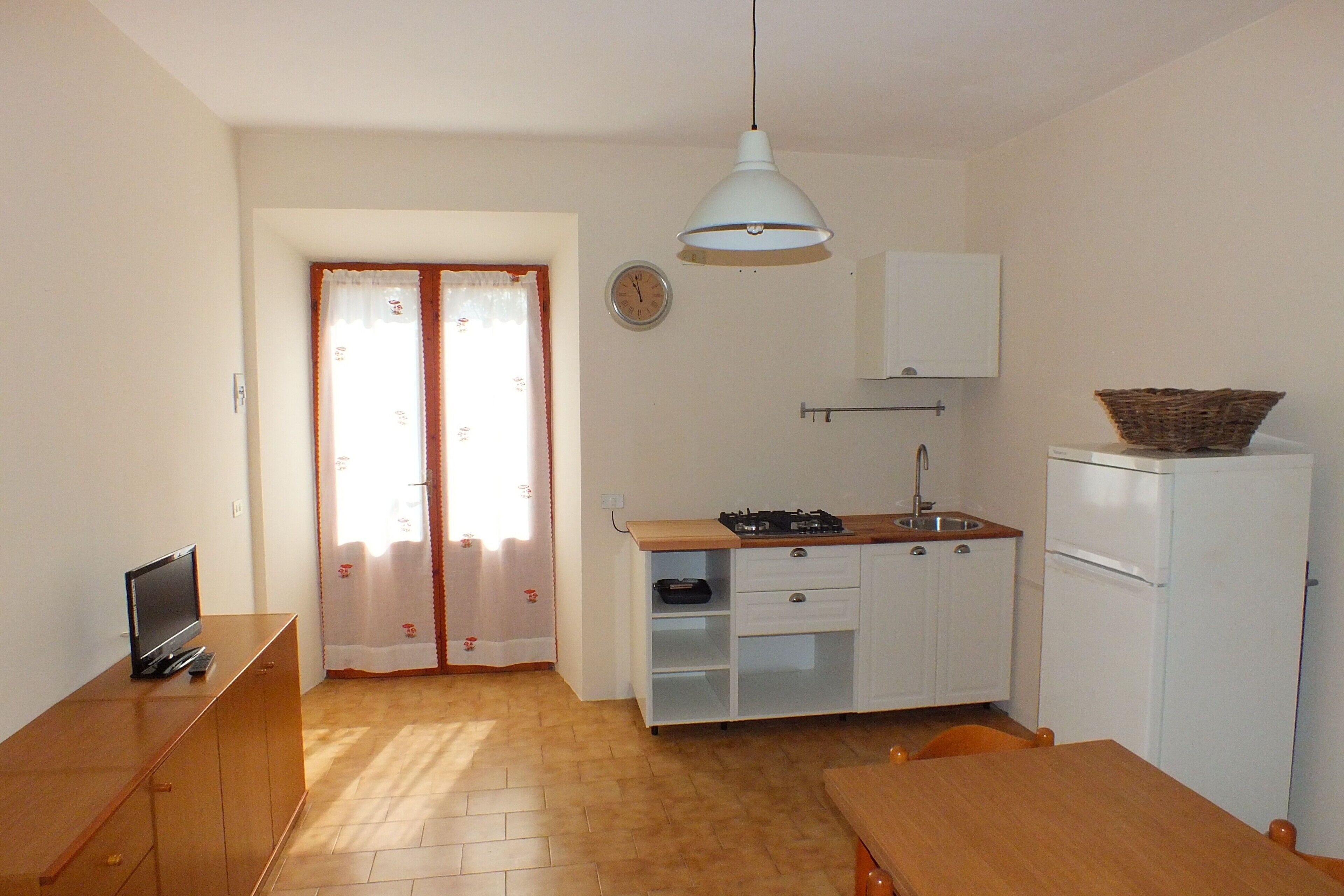 Frigorifero, piano cottura, macchina per tè/caffè, seggiolone