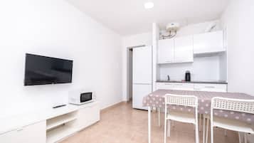 Frigorífico, microondas, placa de cocina y cafetera o tetera