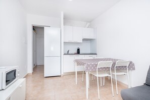 Refrigerador, microondas, parrilla de estufa y cafetera y tetera 