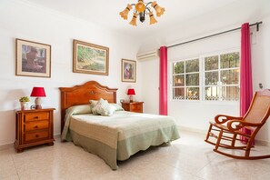 3 bedrooms, iron/ironing board, free WiFi, bed sheets