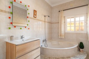Badewanne, kostenlose Toilettenartikel, Haartrockner, Handtücher