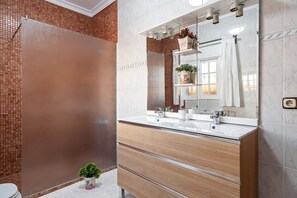 Bathtub, free toiletries, hair dryer, towels