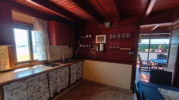 Kjøleskap, mikrobølgeovn, kokeplater og kaffetrakter/tekoker