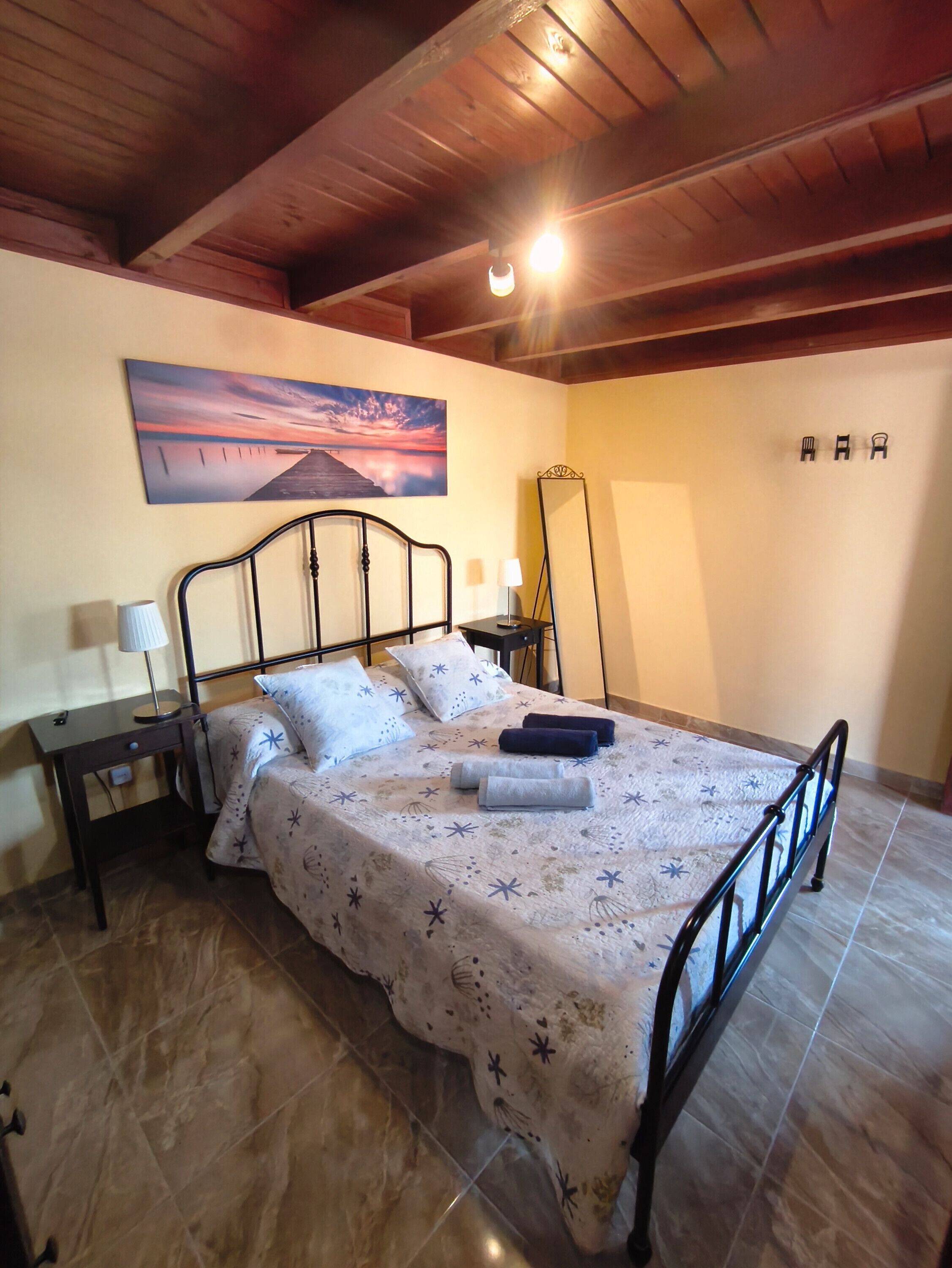 1 habitación, tabla de planchar con plancha, wifi gratis y ropa de cama 