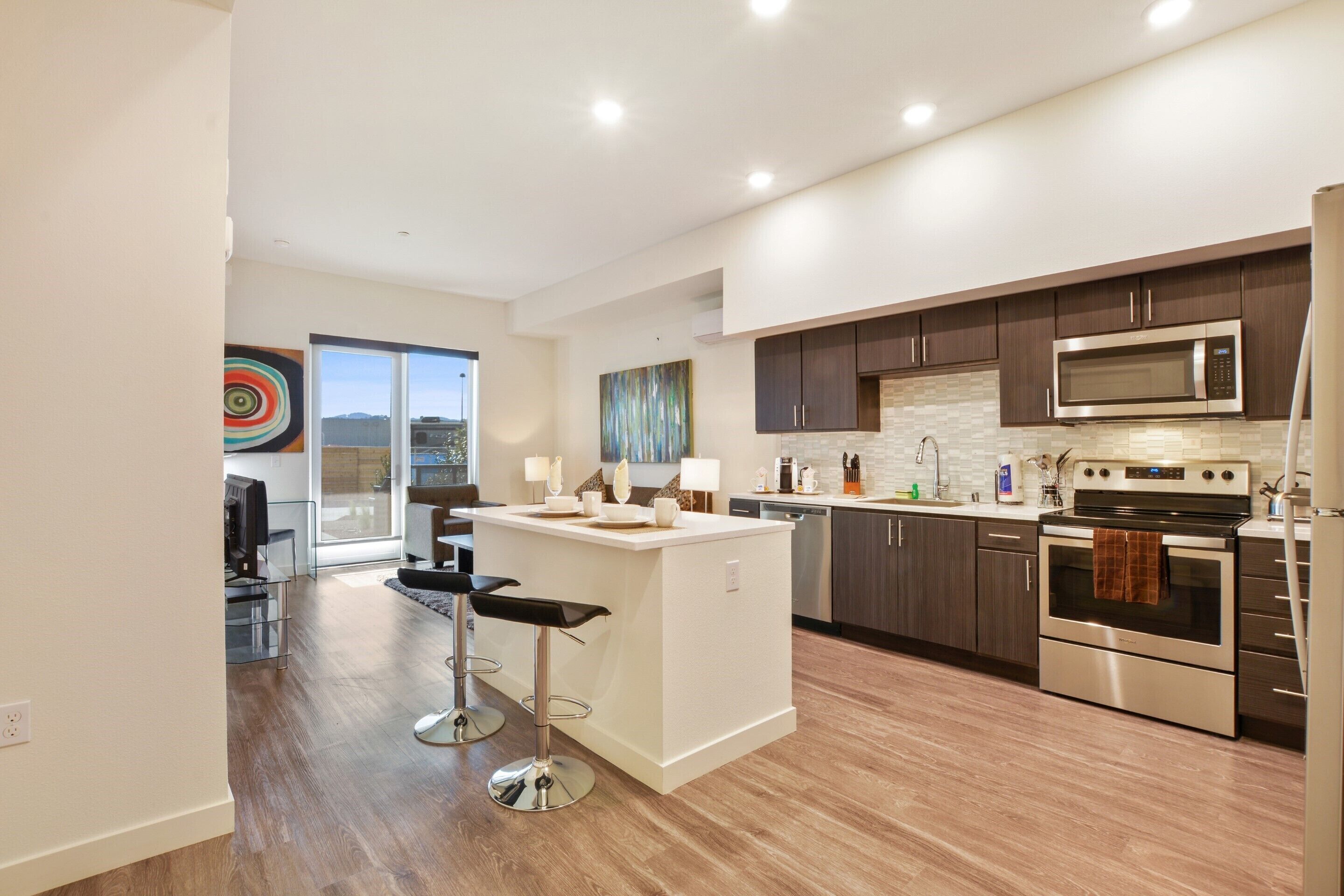 Apartamento superluxo, 1 quarto | Cozinha privada | Geladeira grande, micro-ondas, fogão, cooktop