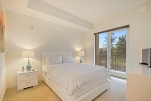 Luxury Apartment, 2 Bedrooms | Desk, laptop workspace, iron/ironing board, free WiFi - Global Luxury Suites San Mateo (San Mateo)