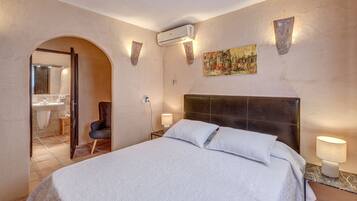 3 habitaciones, escritorio, tabla de planchar con plancha y wifi gratis