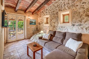 تلفزيون، مدفأة، مشغل دي في دي، ستيريو