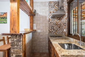 Fridge, microwave, stovetop, coffee/tea maker - Romantic Apartment with Beautiful Pool, Jacuzzi, Patio, & Wi-Fi (CONIL DE LA FRONTERA)