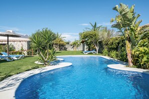 Pool - Romantic Apartment with Beautiful Pool, Jacuzzi, Patio, & Wi-Fi (CONIL DE LA FRONTERA)