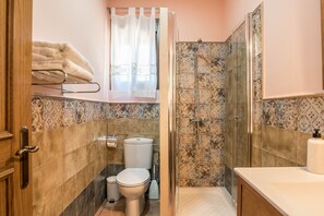 Shower, towels - Romantic Apartment with Beautiful Pool, Jacuzzi, Patio, & Wi-Fi (CONIL DE LA FRONTERA)
