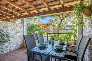 Outdoor dining - Romantic Apartment with Beautiful Pool, Jacuzzi, Patio, & Wi-Fi (CONIL DE LA FRONTERA)