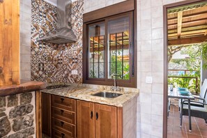 Fridge, microwave, stovetop, coffee/tea maker - Romantic Apartment with Beautiful Pool, Jacuzzi, Patio, & Wi-Fi (CONIL DE LA FRONTERA)