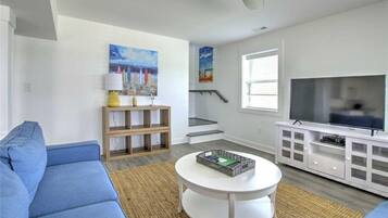 House, 5 Bedrooms | Living room | 32-inch TV with digital channels