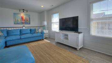 House, 5 Bedrooms | Living room | 32-inch TV with digital channels
