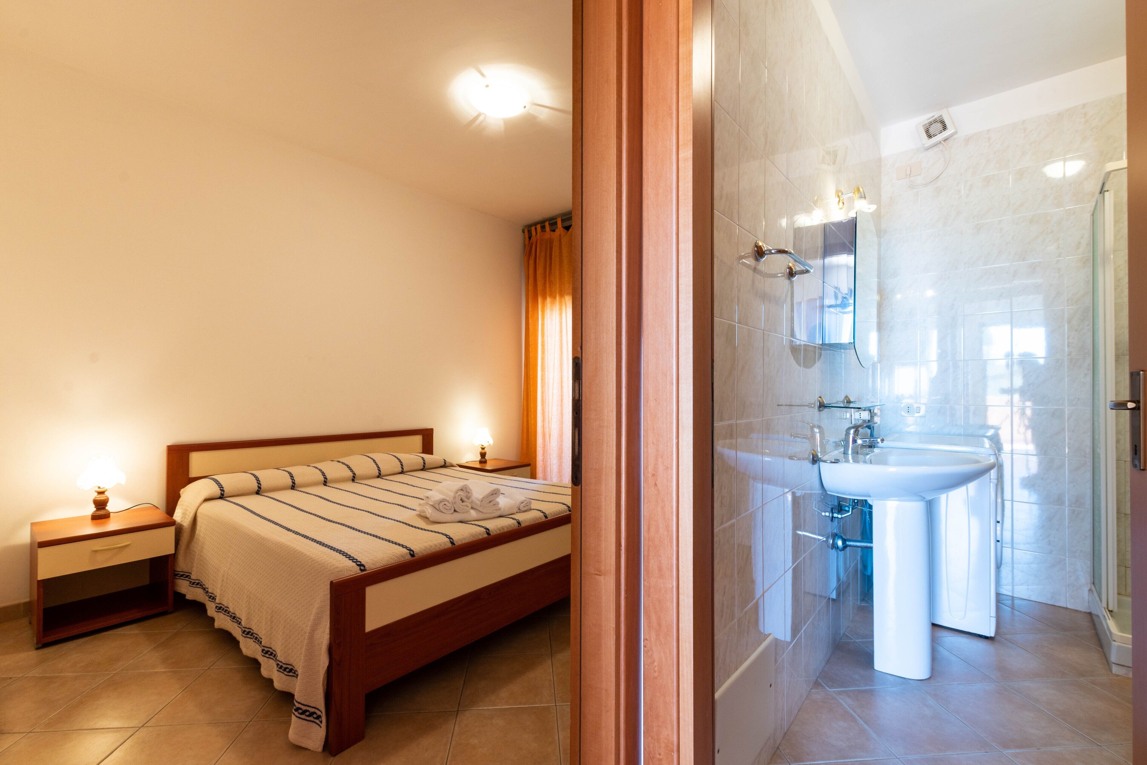 1 bedroom, bed sheets