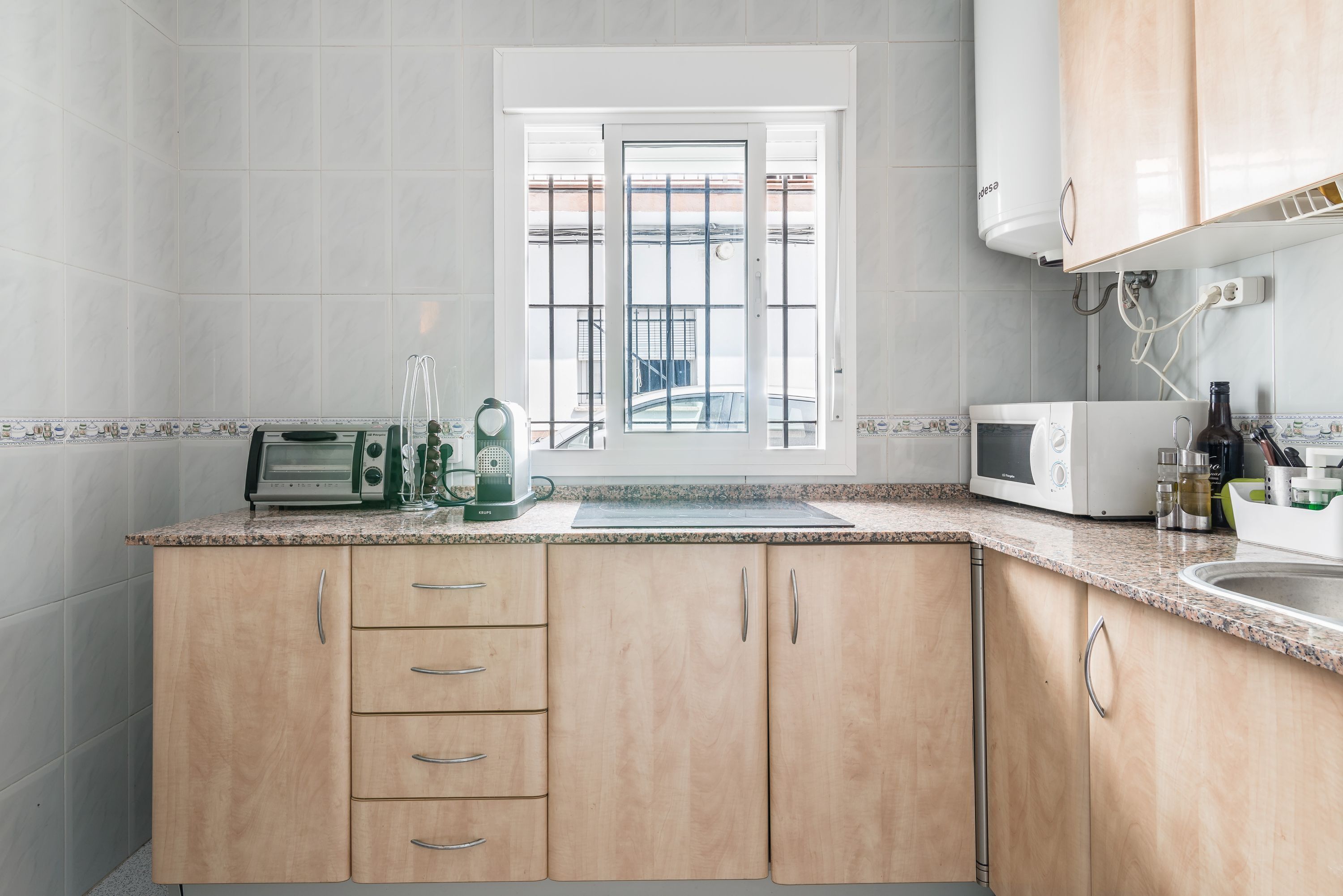 Een koelkast, een magnetron, een kookplaat