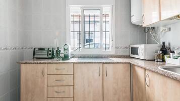 Een koelkast, een magnetron, een kookplaat