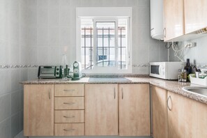 Kühlschrank, Mikrowelle, Herdplatte, Wasserkocher mit Kaffee-/Teezubehör