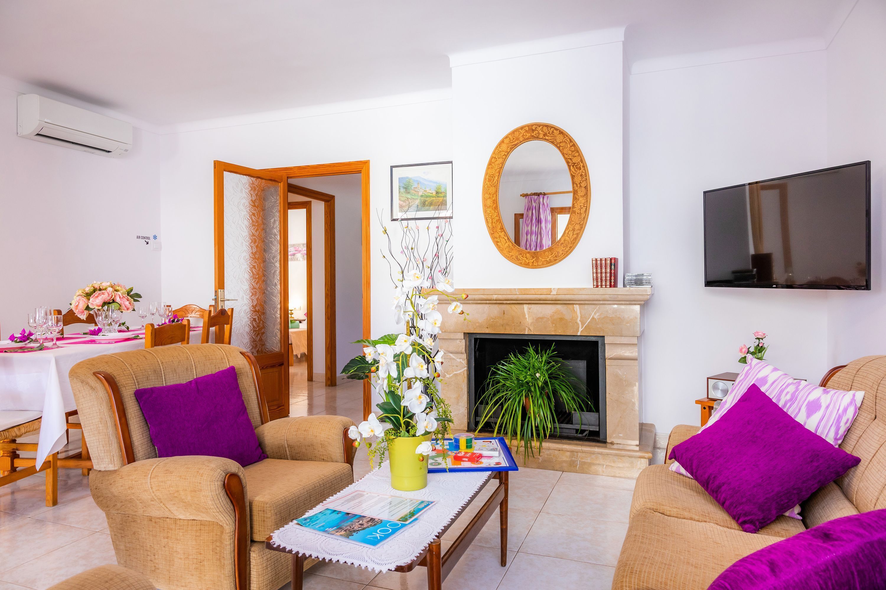 Télévision, cheminée, chaîne hi-fi