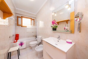 Vasca, asciugacapelli, asciugamani