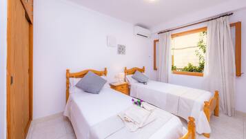 3 slaapkamers, een strijkplank/strijkijzer, gratis wifi, beddengoed