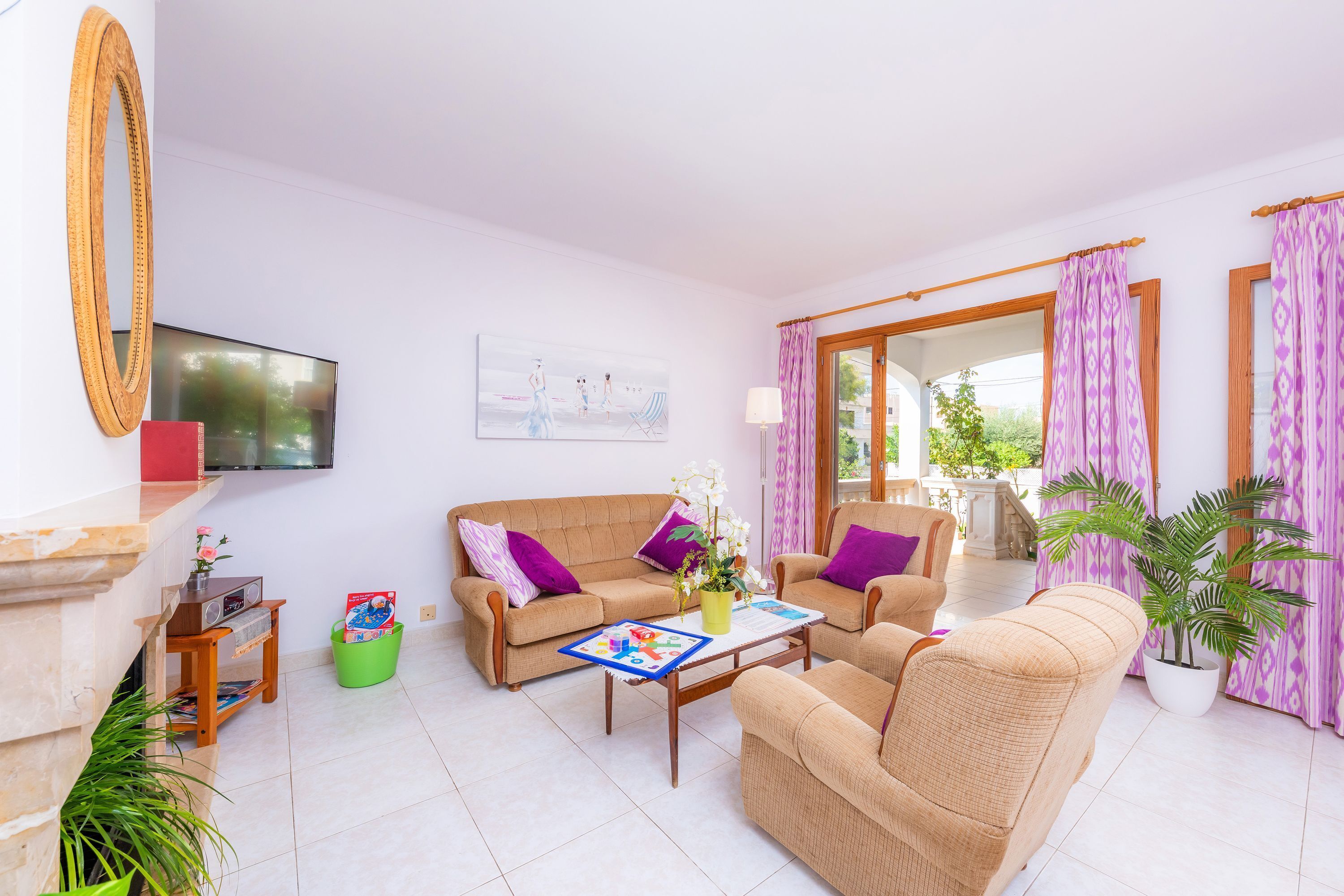 Télévision, cheminée, chaîne hi-fi