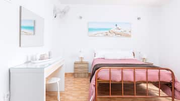 3 slaapkamers, een strijkplank/strijkijzer, gratis wifi, beddengoed