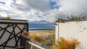 Eine Holterrasse mit Blick auf Strand und Meer.