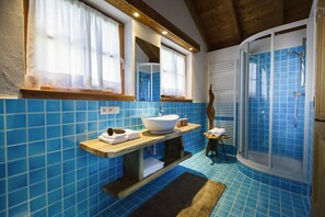 Badewanne, Haartrockner, Handtücher