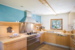 Kylskåp, mikrovågsugn, ugn och spishäll