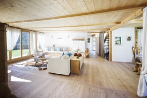 Fernseher, Kamin, DVD-Player