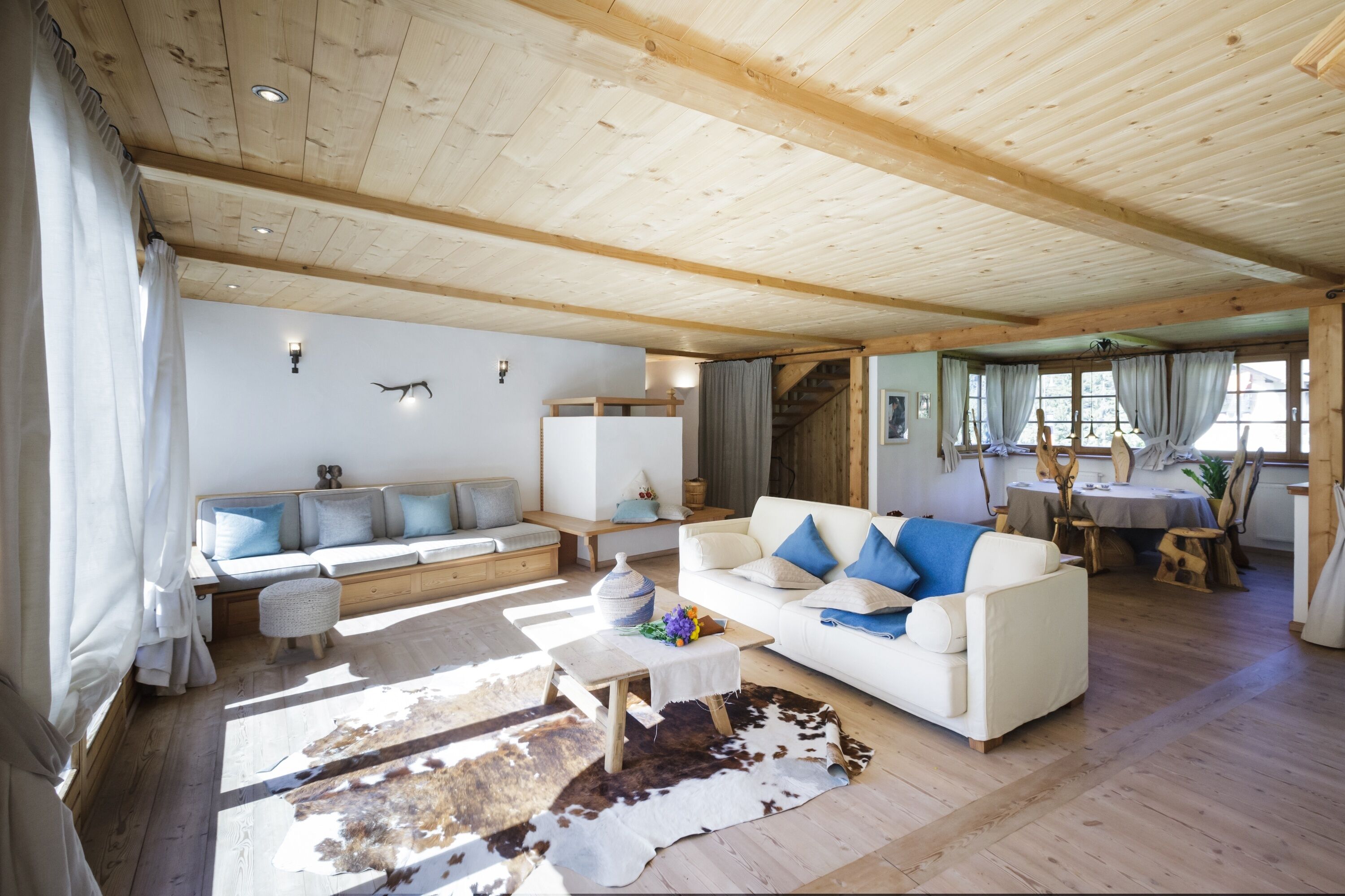 Televisión, chimenea y reproductor de DVD 