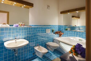 Badkar, hårtork och handdukar