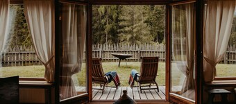 Luxurious Chalet with Jacuzzi, Dreamlike Interior, Wi-Fi and Garden