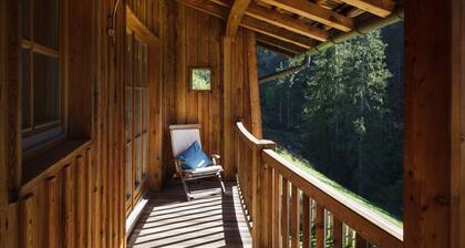 Luxurious Chalet with Jacuzzi, Dreamlike Interior, Wi-Fi and Garden