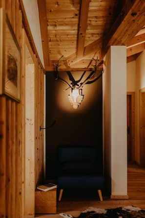 Interior - Luxurious Chalet with Jacuzzi, Dreamlike Interior, Wi-Fi and Garden (La Valle Agordina)