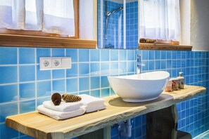 Badkar, hårtork och handdukar