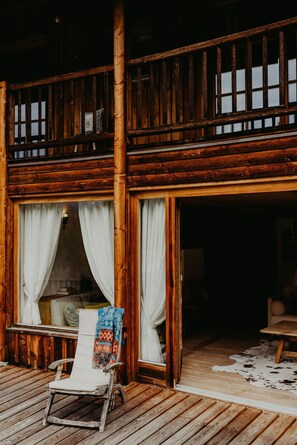 Terrace/patio - Luxurious Chalet with Jacuzzi, Dreamlike Interior, Wi-Fi and Garden (La Valle Agordina)