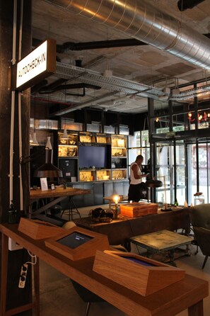 Reception - The Central House Madrid Lavapiés - Hostel (Madrid)